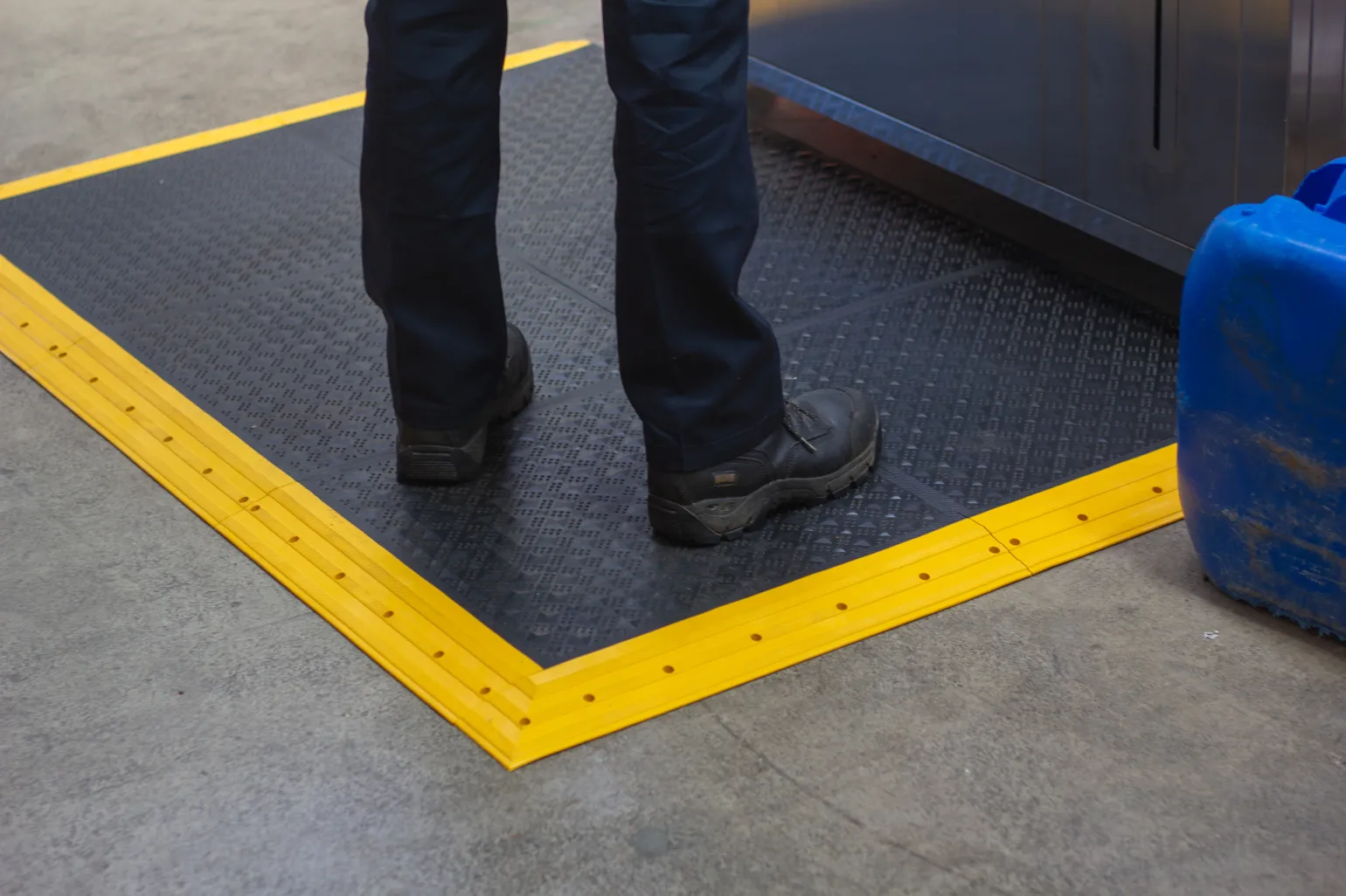 Anti-fatigue flooring is designed to improve comfort, safety and productivity in environments where people spend long periods standing. Barclay & Mathieson supplies an attractive and ergonomic anti-fatigue safety flooring system suitable for both industrial and commercial applications.
Manufactured from recycled PVC materials, these durable flooring tiles offer a sustainable, long-lasting solution while helping reduce physical strain on workers standing on hard surfaces such as concrete.
Designed for Comfort and Performance
Standing for extended periods on cold, rigid floors can contribute to fatigue, discomfort and long-term strains. Anti-fatigue flooring helps address this by providing a cushioned, supportive surface that promotes natural movement.
Key ergonomic benefits include:
Reduced fatigue during long working shifts
Relief from pressure on joints
Reduced leg and lower back strain
Improved comfort and wellbeing
These benefits can contribute to safer working environments, reduce risks and improve productivity.