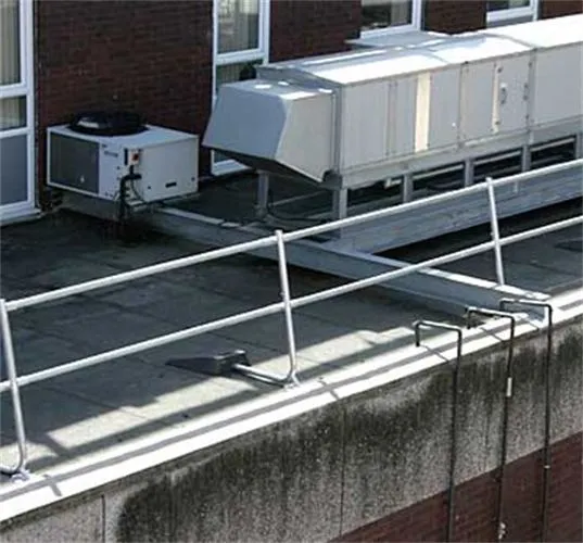 Key Benefits of the EazyRoof System
Fully compliant fall protection system
Freestanding or fixed installation options
Suitable for virtually all flat roof surfaces
Fast, modular installation using pre-assembled components
Long service life with minimal maintenance
Durable, corrosion-resistant steel construction
Recycled plastic counterweights for stability and sustainability
