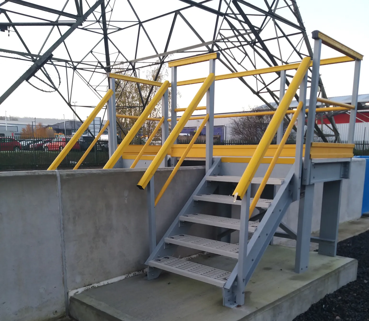 Integrated Hybrid Solutions
Many energy projects benefit from hybrid systems, combining steel support structures and handrails with GRP grating and stair treads, especially in the refurbishment of access structures. This approach balances strength, durability and ease of installation while supporting efficient project delivery.
